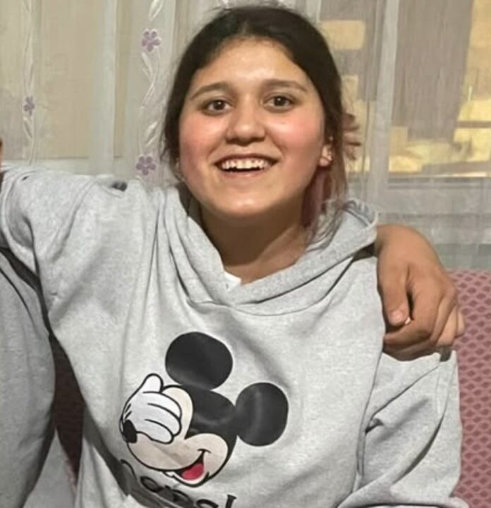 DENİZLİ’NİN SÜMER MAHALLESİ’NDE 19 AĞUSTOS ÇARŞAMBA GÜNÜ SAAT 21.00 SIRALARINDA "BAKKALA GİDİYORUM" DİYEREK EVDEN ÇIKAN YASEMİN ZENGİN’DEN 7 GÜNDÜR HABER ALINAMIYOR. KIZLARINDAN HABER ALAMAYAN AİLE, KAYIP İHBARINDA BULUNARAK YARDIM ÇAĞRISINDA BULUNDU.