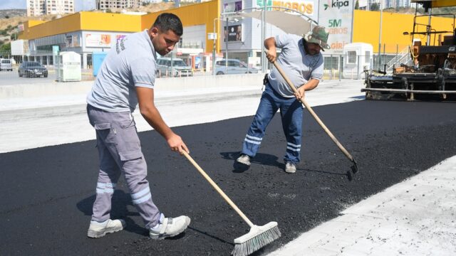KUŞADASI BELEDİYESİ EKİPLERİ, DEĞİRMENDERE MAHALLESİ 840 SOKAK’TA YAKLAŞIK 2 BİN METREKARELİK ALANDA SICAK ASFALT ÇALIŞMASI BAŞLATTI.