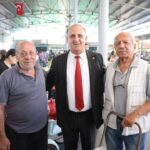 AYDIN’IN İNCİRLİOVA İLÇESİNDE BELEDİYE BAŞKANI AYTEKİN KAYA, PAZARI ZİYARET EDEREK ESNAF VE VATANDAŞLARLA BİR ARAYA GELDİ. PAZAR ALANINDA VATANDAŞLARLA SOHBET EDEN KAYA, GÖRÜŞ, ÖNERİ VE TALEPLERİ DİNLEDİ.