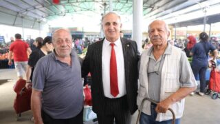 AYDIN’IN İNCİRLİOVA İLÇESİNDE BELEDİYE BAŞKANI AYTEKİN KAYA, PAZARI ZİYARET EDEREK ESNAF VE VATANDAŞLARLA BİR ARAYA GELDİ. PAZAR ALANINDA VATANDAŞLARLA SOHBET EDEN KAYA, GÖRÜŞ, ÖNERİ VE TALEPLERİ DİNLEDİ.