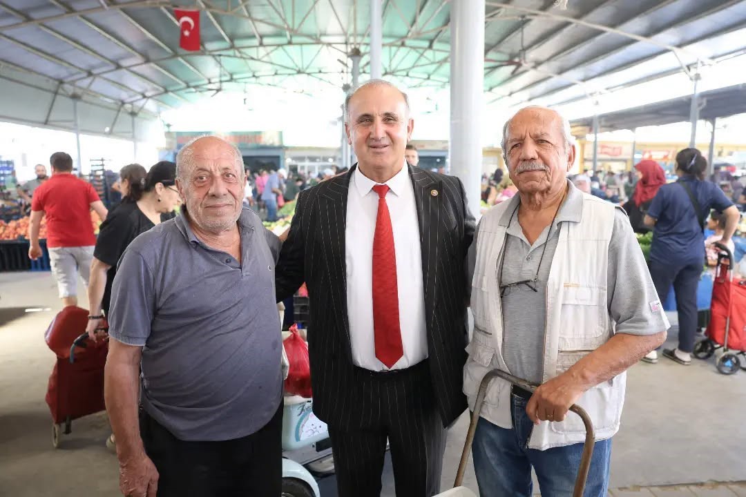 AYDIN’IN İNCİRLİOVA İLÇESİNDE BELEDİYE BAŞKANI AYTEKİN KAYA, PAZARI ZİYARET EDEREK ESNAF VE VATANDAŞLARLA BİR ARAYA GELDİ. PAZAR ALANINDA VATANDAŞLARLA SOHBET EDEN KAYA, GÖRÜŞ, ÖNERİ VE TALEPLERİ DİNLEDİ.