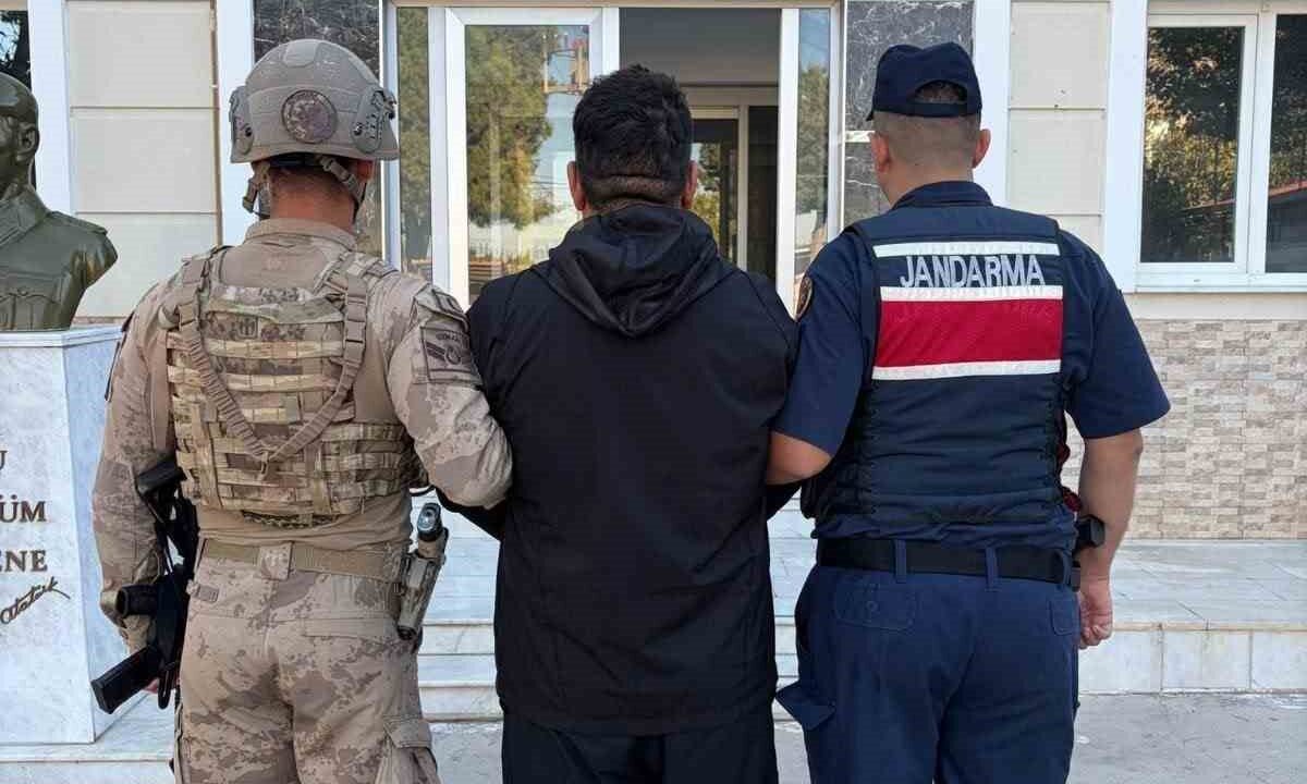 İZMİR'DE JANDARMA EKİPLERİNİN KOMANDOLAR VE JASAT DESTEKLİ DÜZENLEDİĞİ OPERASYONDA, HAKKINDA 25 YIL KESİNLEŞMİŞ HAPİS CEZASI BULUNAN VE 5 YILDIR ARANAN BİR ŞAHIS İLE FAİLİ FİRAR OLARAK ARANAN BAŞKA BİR ŞÜPHELİ ARAZİDE SAKLANIRKEN YAKALANDI.