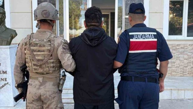 İZMİR'DE JANDARMA EKİPLERİNİN KOMANDOLAR VE JASAT DESTEKLİ DÜZENLEDİĞİ OPERASYONDA, HAKKINDA 25 YIL KESİNLEŞMİŞ HAPİS CEZASI BULUNAN VE 5 YILDIR ARANAN BİR ŞAHIS İLE FAİLİ FİRAR OLARAK ARANAN BAŞKA BİR ŞÜPHELİ ARAZİDE SAKLANIRKEN YAKALANDI.