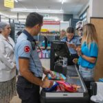 KUŞADASI BELEDİYESİ ZABITA MÜDÜRLÜĞÜ’NE BAĞLI EKİPLER, KENT GENELİNDEKİ ZİNCİR MARKETLERDE KAPSAMLI DENETİMLERİNİ SÜRDÜRÜYOR.