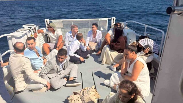 YELKENLİ TEKNEDE DÜZENSİZ GÖÇMENLER VE YABANCI UYRUKLU 2 GÖÇMEN KAÇAKÇISI YAKALANDI