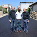 MANİSA BÜYÜKŞEHİR BELEDİYESİ, AHMETLİ İLÇESİNDE YOL YAPIM VE ASFALTLAMA ÇALIŞMALARINI SÜRDÜRÜYOR. BARBAROS MAHALLESİ SELANİK CADDESİ’NDE 1 KİLOMETRELİK YOLUN SICAK ASFALT SERİMİ TAMAMLANIRKEN, ATAKÖY MAHALLESİ’Nİ DEVLET HASTANESİ’NE BAĞLAYAN ÇEVRE YOLUNDA DA ASFALTLAMA ÇALIŞMALARINA BAŞLANDI.