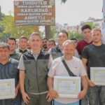 MANİSA’NIN TURGUTLU İLÇESİNDE 19 AĞUSTOS’TA ÇIKAN ORMAN YANGININDA SÖNDÜRME ÇALIŞMALARINA ÖZVERİLİ DESTEK VEREN 8 VATANDAŞA TEŞEKKÜR PLAKETİ TAKDİM EDİLDİ. MANİSA ORMAN İŞLETME MÜDÜRÜ UFUK AYDEMİR, YANGINLA MÜCADELEDE GÖSTERDİKLERİ DUYARLILIK VE FEDAKARLIKLARINDAN DOLAYI VATANDAŞLARA TEŞEKKÜR ETTİ.