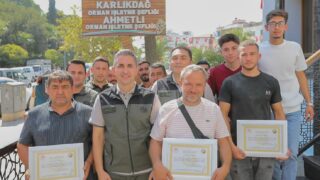 MANİSA’NIN TURGUTLU İLÇESİNDE 19 AĞUSTOS’TA ÇIKAN ORMAN YANGININDA SÖNDÜRME ÇALIŞMALARINA ÖZVERİLİ DESTEK VEREN 8 VATANDAŞA TEŞEKKÜR PLAKETİ TAKDİM EDİLDİ. MANİSA ORMAN İŞLETME MÜDÜRÜ UFUK AYDEMİR, YANGINLA MÜCADELEDE GÖSTERDİKLERİ DUYARLILIK VE FEDAKARLIKLARINDAN DOLAYI VATANDAŞLARA TEŞEKKÜR ETTİ.
