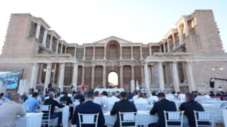 MANİSA BÜYÜKŞEHİR BELEDİYESİ, BİNLERCE YILLIK GEÇMİŞİYLE LİDYA UYGARLIĞININ BAŞKENTİ OLAN VE UNESCO DÜNYA MİRASI LİSTESİ’NDE YER ALAN SARDES ANTİK KENTİ’NDE ÖZEL BİR KONSERE EV SAHİPLİĞİ YAPACAK. DÜNYA MÜZİĞİNİN ÖZGÜN İSİMLERİNDEN GORAN BREGOVİ, 3 EKİM CUMARTESİ GÜNÜ SARDES’İN EŞSİZ ATMOSFERİNDE MANİSALILARLA BULUŞACAK. ÜCRETSİZ KONSERİN BİLETLERİ 19 EYLÜL CUMARTESİ GÜNÜ SAAT 11.00 İTİBARIYLA BİLETİNİAL PLATFORMU ÜZERİNDEN TEMİN EDİLEBİLECEK.