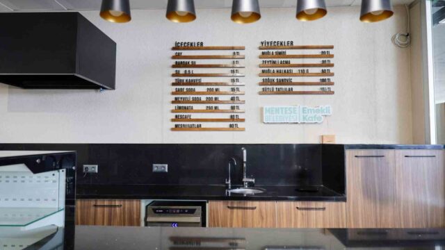MENTEŞE BELEDİYESİ’NİN, EMEKLİLERİN SOSYAL YAŞAMINI DESTEKLEMEK İÇİN KENT MEYDANINDA HAYATA GEÇİRDİĞİ EMEKLİ KAFE, 24 EYLÜL PERŞEMBE GÜNÜ HİZMET VERMEYE BAŞLIYOR.