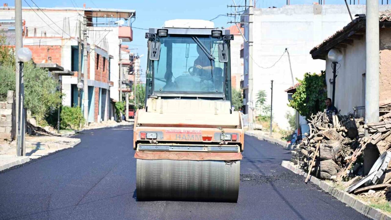MANİSA BÜYÜKŞEHİR BELEDİYESİ, AHMETLİ İLÇESİNDE YOL YAPIM VE ASFALTLAMA ÇALIŞMALARINI SÜRDÜRÜYOR. BARBAROS MAHALLESİ SELANİK CADDESİ’NDE 1 KİLOMETRELİK YOLUN SICAK ASFALT SERİMİ TAMAMLANIRKEN, ATAKÖY MAHALLESİ’Nİ DEVLET HASTANESİ’NE BAĞLAYAN ÇEVRE YOLUNDA DA ASFALTLAMA ÇALIŞMALARINA BAŞLANDI.