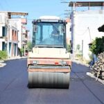MANİSA BÜYÜKŞEHİR BELEDİYESİ, AHMETLİ İLÇESİNDE YOL YAPIM VE ASFALTLAMA ÇALIŞMALARINI SÜRDÜRÜYOR. BARBAROS MAHALLESİ SELANİK CADDESİ’NDE 1 KİLOMETRELİK YOLUN SICAK ASFALT SERİMİ TAMAMLANIRKEN, ATAKÖY MAHALLESİ’Nİ DEVLET HASTANESİ’NE BAĞLAYAN ÇEVRE YOLUNDA DA ASFALTLAMA ÇALIŞMALARINA BAŞLANDI.