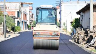 MANİSA BÜYÜKŞEHİR BELEDİYESİ, AHMETLİ İLÇESİNDE YOL YAPIM VE ASFALTLAMA ÇALIŞMALARINI SÜRDÜRÜYOR. BARBAROS MAHALLESİ SELANİK CADDESİ’NDE 1 KİLOMETRELİK YOLUN SICAK ASFALT SERİMİ TAMAMLANIRKEN, ATAKÖY MAHALLESİ’Nİ DEVLET HASTANESİ’NE BAĞLAYAN ÇEVRE YOLUNDA DA ASFALTLAMA ÇALIŞMALARINA BAŞLANDI.
