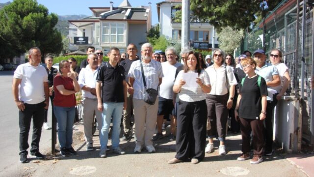 DENİZLİ, PAMUKKALE İLÇESİNDE EĞİTİM VEREN ESAT SİVRİ ORTAOKULU VELİLERİ, OKULUN DEPREME DAYANIKSIZ OLDUĞUNUN BELİRLENMESİNİN ARDINDAN YAPILAN ÇALIŞMALAR VE GELİŞMELER HAKKINDA YETERLİ BİLGİ VERİLMEDİĞİNİ BELİRTEREK TEPKİ GÖSTERDİ. VELİLER OKULLARIN KISA BİR SONRA BAŞLAYACAĞINA DİKKAT ÇEKEREK ÇOCUKLARININ EĞİTİM GÖRDÜĞÜ OKULUN EĞİTİM ÖĞRETİM YILINA YETİŞİP YETİŞMEYECEĞİNİ MERAK EDİYORLAR.
