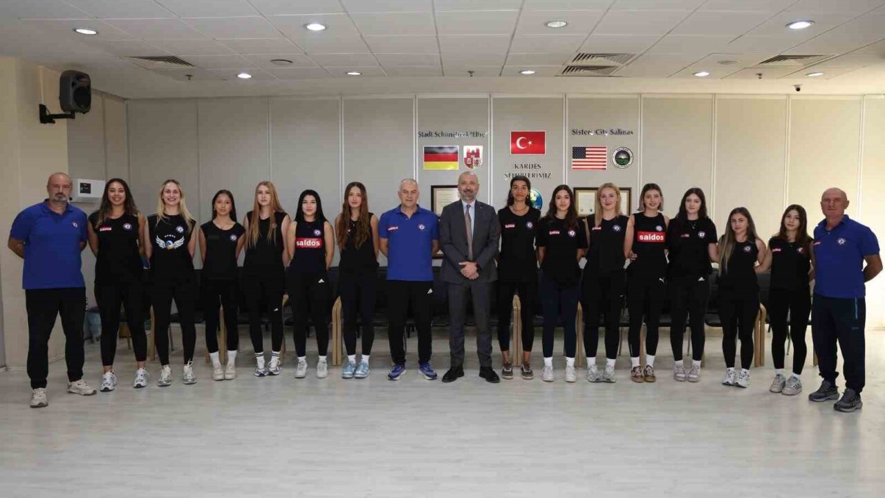 SÖKE’NİN BAŞARILI VOLEYBOLCULARI, YENİ SEZONDA 2. LİG’DE PLAY-OFF HEDEFİYLE SAHAYA ÇIKMAYA HAZIRLANIYOR. SÖKE BELEDİYE SALDOS VOLEYBOL TAKIMI LİGDEKİ İLK KARŞILAŞMASINDA PAZAR GÜNÜ KENDİ EVİNDE AYDIN BÜYÜKŞEHİR BELEDİYE TAKIMINI AĞIRLAYACAK.