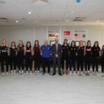 SÖKE’NİN BAŞARILI VOLEYBOLCULARI, YENİ SEZONDA 2. LİG’DE PLAY-OFF HEDEFİYLE SAHAYA ÇIKMAYA HAZIRLANIYOR. SÖKE BELEDİYE SALDOS VOLEYBOL TAKIMI LİGDEKİ İLK KARŞILAŞMASINDA PAZAR GÜNÜ KENDİ EVİNDE AYDIN BÜYÜKŞEHİR BELEDİYE TAKIMINI AĞIRLAYACAK.