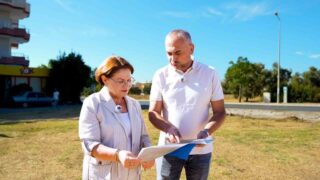 DİDİM BELEDİYESİ, GENÇLERİN SPOR YAPABİLECEKLERİ, SOSYALLEŞEBİLECEKLERİ VE AÇIK HAVADA KEYİFLİ VAKİT GEÇİREBİLECEKLERİ YENİ ALANLAR KAZANDIRMAK AMACIYLA ÇALIŞMALARINI SÜRDÜRÜYOR. BU KAPSAMDA, DİDİM BELEDİYE BAŞKANI HATİCE GENÇAY’IN SEÇİM DÖNEMİNDE PROJELERİ ARASINDA YER ALAN KAYKAY PARK İÇİN ÇALIŞMALARA BAŞLANDI.
