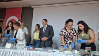 AYDIN’DA DÜNYA ŞEKERE DİKKAT HAFTASI KAPSAMINDA DÜZENLENEN ATÖLYEDE KATILIMCILAR, İLAVE ŞEKER İÇERMEYEN VE PİŞİRME GEREKTİRMEYEN PRATİK TARİFLERİ UYGULAMALI OLARAK HAZIRLAYIP TADINA BAKTI.