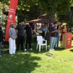 YUNUSEMRE BELEDİYESİ, 21 EYLÜL DÜNYA ALZHEİMER GÜNÜ KAPSAMINDA DÜZENLEDİĞİ PANEL VE ETKİNLİKLE ALZHEİMER HASTALIĞINA YÖNELİK TOPLUMSAL FARKINDALIĞIN ARTIRILMASINA KATKI SUNDU. UZMANLARIN HASTALIK VE KORUNMA YÖNTEMLERİ HAKKINDA BİLGİ VERDİĞİ PROGRAMDA KATILIMCILAR BİRLİKTE EGZERSİZ YAPTI.