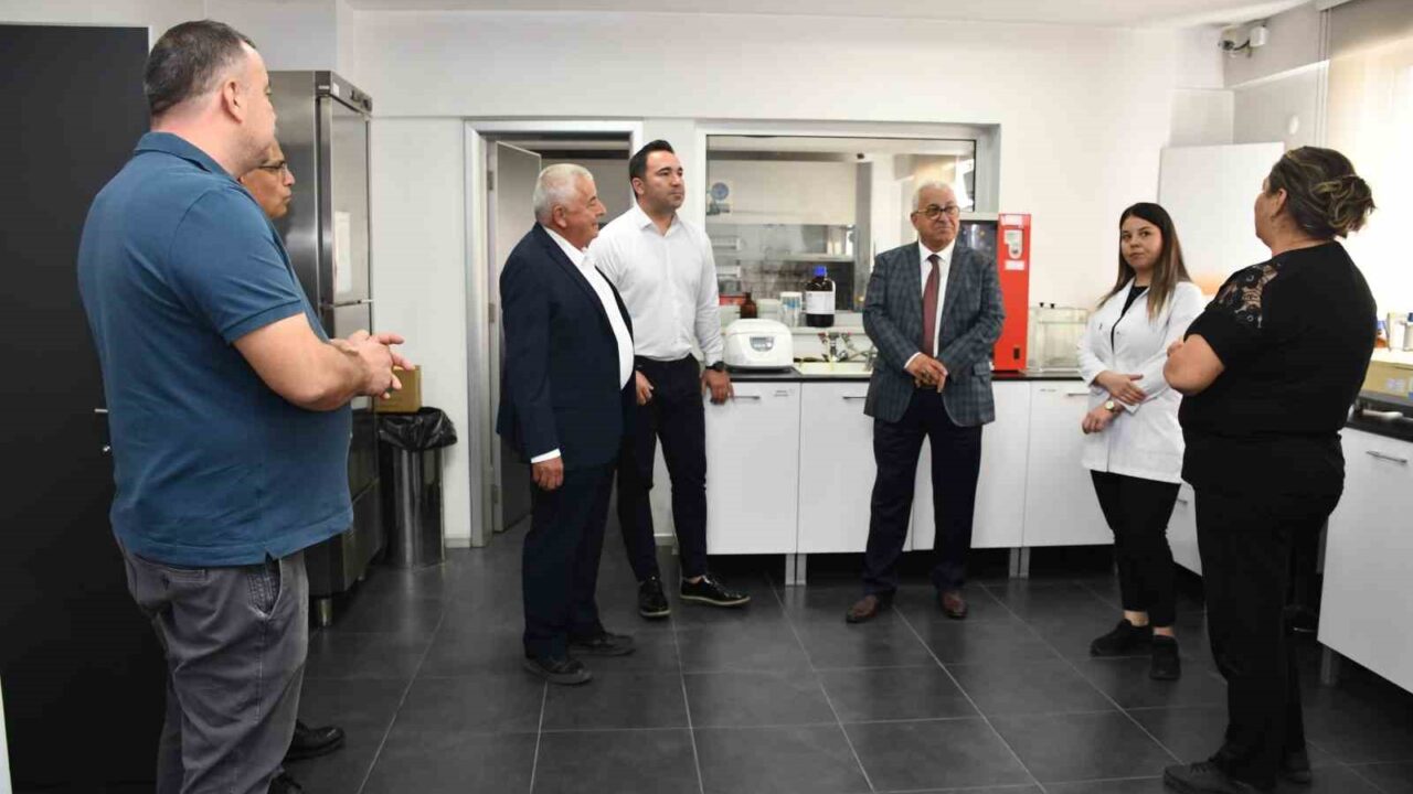 MÜLKİYE BAŞMÜFETTİŞİ DR. ATİLLA ŞAHİN, AYDIN TİCARET BORSASI LABORATUVARI’NI ZİYARET EDEREK TARIMSAL ÜRÜNLERE YÖNELİK ANALİZ, KALİTE KONTROL SÜREÇLERİ VE LABORATUVARIN TEKNİK ALTYAPISI HAKKINDA BİLGİ ALDI.
