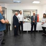 MÜLKİYE BAŞMÜFETTİŞİ DR. ATİLLA ŞAHİN, AYDIN TİCARET BORSASI LABORATUVARI’NI ZİYARET EDEREK TARIMSAL ÜRÜNLERE YÖNELİK ANALİZ, KALİTE KONTROL SÜREÇLERİ VE LABORATUVARIN TEKNİK ALTYAPISI HAKKINDA BİLGİ ALDI.
