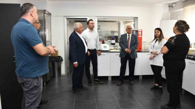 MÜLKİYE BAŞMÜFETTİŞİ DR. ATİLLA ŞAHİN, AYDIN TİCARET BORSASI LABORATUVARI’NI ZİYARET EDEREK TARIMSAL ÜRÜNLERE YÖNELİK ANALİZ, KALİTE KONTROL SÜREÇLERİ VE LABORATUVARIN TEKNİK ALTYAPISI HAKKINDA BİLGİ ALDI.