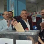 YENİ PARTİ YUNUSEMRE İLÇE BAŞKANLIĞI İÇİN ÖN SEÇİM YAPILDI. MEVCUT İLÇE BAŞKANI YALÇIN ARCAK İLE HASAN İMAMOĞLU’NUN ADAY OLDUĞU SEÇİMDE YENİ PARTİ GENEL BAŞKANI VE MANİSA MİLLETVEKİLİ ÖZGÜR ÖZEL DE OY KULLANDI.