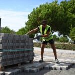 KUŞADASI BELEDİYESİ’NİN KARAOVA MAHALLESİ ZİTUR SİTESİ ÇEVRESİNDE YÜRÜTTÜĞÜ KİLİT PARKE ÇALIŞMASINDA 12 BİN METREKARELİK ALANIN YAKLAŞIK 7 BİN METREKARESİ TAMAMLANDI.