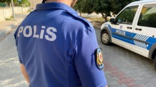 AYDIN'IN EFELER İLÇESİNDE KİMLİK KONTROLÜ SIRASINDA EKİPLERE BAŞKASINA AİT KİMLİK İBRAZ EDEN ŞÜPHELİNİN, 15 AYRI SUÇTAN TOPLAM 10 YIL 1 AY KESİNLEŞMİŞ HAPİS CEZASININ BULUNDUĞU ORTAYA ÇIKTI.