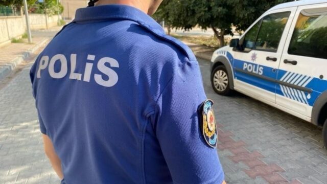 AYDIN'IN EFELER İLÇESİNDE KİMLİK KONTROLÜ SIRASINDA EKİPLERE BAŞKASINA AİT KİMLİK İBRAZ EDEN ŞÜPHELİNİN, 15 AYRI SUÇTAN TOPLAM 10 YIL 1 AY KESİNLEŞMİŞ HAPİS CEZASININ BULUNDUĞU ORTAYA ÇIKTI.
