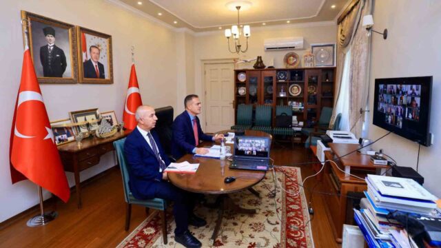 MUĞLA VALİSİ DR. İDRİS AKBIYIK BAŞKANLIĞINDA, İLÇE KAYMAKAMLARININ KATILIMIYLA VİDEO KONFERANS SİSTEMİ (VKS) ÜZERİNDEN DÜZENLENEN TOPLANTIYA VALİ YARDIMCISI İSMAİL SOYKAN DA KATILDI.