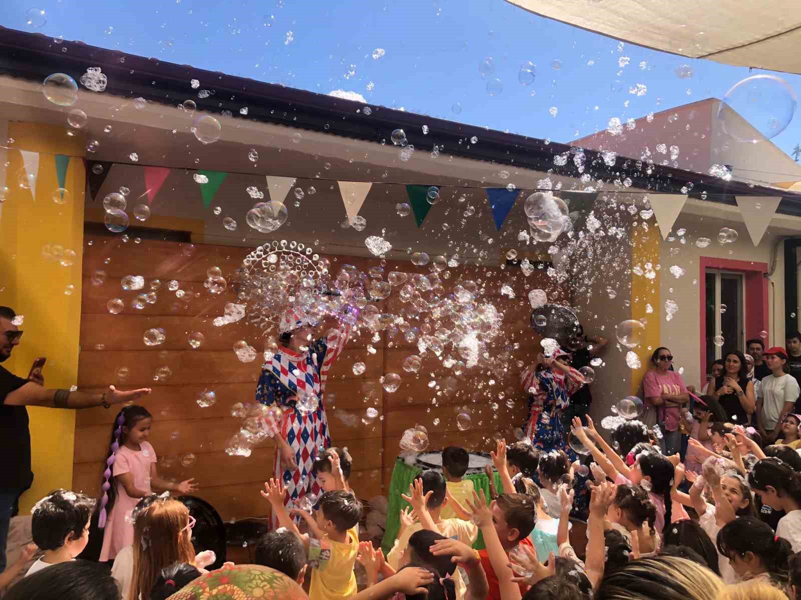 Yatağan’da okul heyecanı balon şovla renklendi