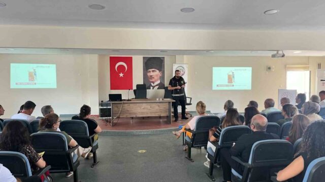 AYDIN’IN SÖKE İLÇESİNDE OKUL YÖNETİCİLERİNE, ÖĞRENCİLERİN BAĞIMLILIK RİSKLERİNDEN KORUNMASI VE BAĞIMLILIKLA MÜCADELEDE FARKINDALIĞIN ARTIRILMASI AMACIYLA NARKOREHBER BAĞIMLILIKLA MÜCADELE EĞİTİMİ VERİLDİ.