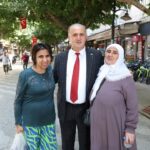 AYDIN’IN İNCİRLİOVA İLÇESİNDE BELEDİYE BAŞKANI AYTEKİN KAYA, PAZARI ZİYARET EDEREK ESNAF VE VATANDAŞLARLA BİR ARAYA GELDİ. PAZAR ALANINDA VATANDAŞLARLA SOHBET EDEN KAYA, GÖRÜŞ, ÖNERİ VE TALEPLERİ DİNLEDİ.
