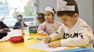 MANİSA BÜYÜKŞEHİR BELEDİYESİ’NİN 20 ÇOCUK KÜLTÜR VE SANAT MERKEZİ’NDE (ÇKSM) YENİ DÖNEM KAYITLARI DEVAM EDİYOR. 4-12 YAŞ ARASINDAKİ ÇOCUKLARA YÖNELİK EĞİTİMLERİN VERİLDİĞİ MERKEZLERDE KURSLAR 28 EYLÜL’DE BAŞLAYACAK.