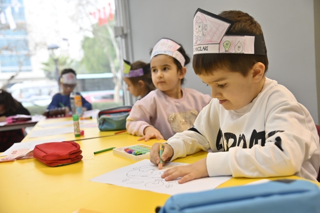 MANİSA BÜYÜKŞEHİR BELEDİYESİ’NİN 20 ÇOCUK KÜLTÜR VE SANAT MERKEZİ’NDE (ÇKSM) YENİ DÖNEM KAYITLARI DEVAM EDİYOR. 4-12 YAŞ ARASINDAKİ ÇOCUKLARA YÖNELİK EĞİTİMLERİN VERİLDİĞİ MERKEZLERDE KURSLAR 28 EYLÜL’DE BAŞLAYACAK.