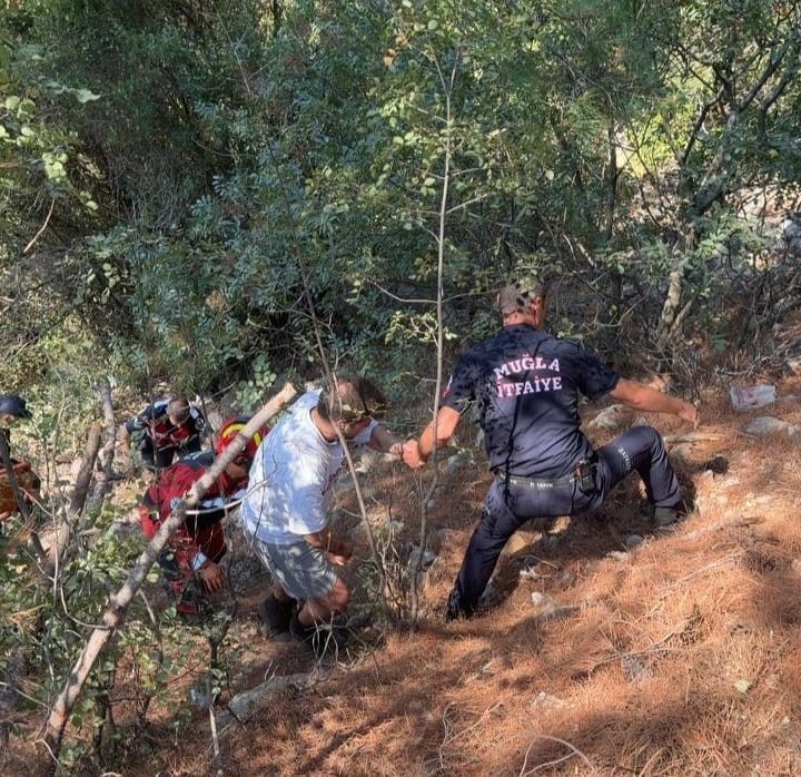 Menteşe’de otomobil uçuruma yuvarlandı: 1 yaralı
