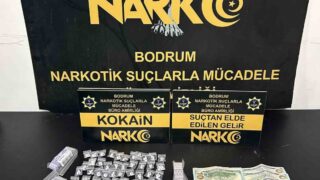 MUĞLA’NIN BODRUM VE YATAĞAN İLÇELERİNDE DÜZENLENEN UYUŞTURUCU OPERASYONUNDA GÖZALTINA ALINAN 2 ŞÜPHELİ TUTUKLANDI.