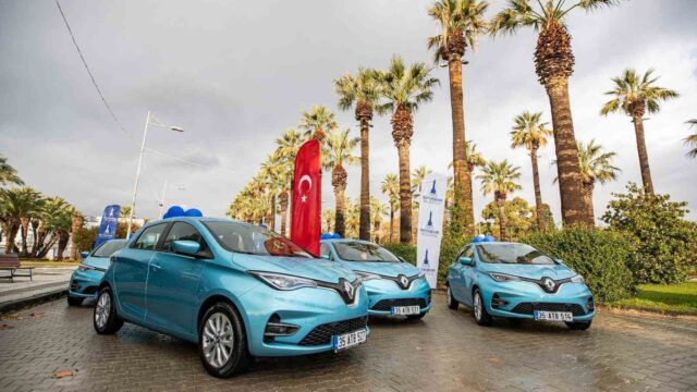 100 ELEKTRİKLİ ARAÇ FİLOSUNA SAHİP İZMİR BÜYÜKŞEHİR BELEDİYESİ, FOSİL YAKITLI ARAÇLARA GÖRE YAKIT MALİYETİNDE YÜZDE 81 TASARRUF SAĞLADI.YILBAŞINDA HİZMETE ALDIĞI ELEKTRİKLİ ARAÇ BAKIM ATÖLYESİ İLE BAKIM VE ONARIM GİDERLERİNİ DE YAKLAŞIK 5 KAT DÜŞÜRDÜ.