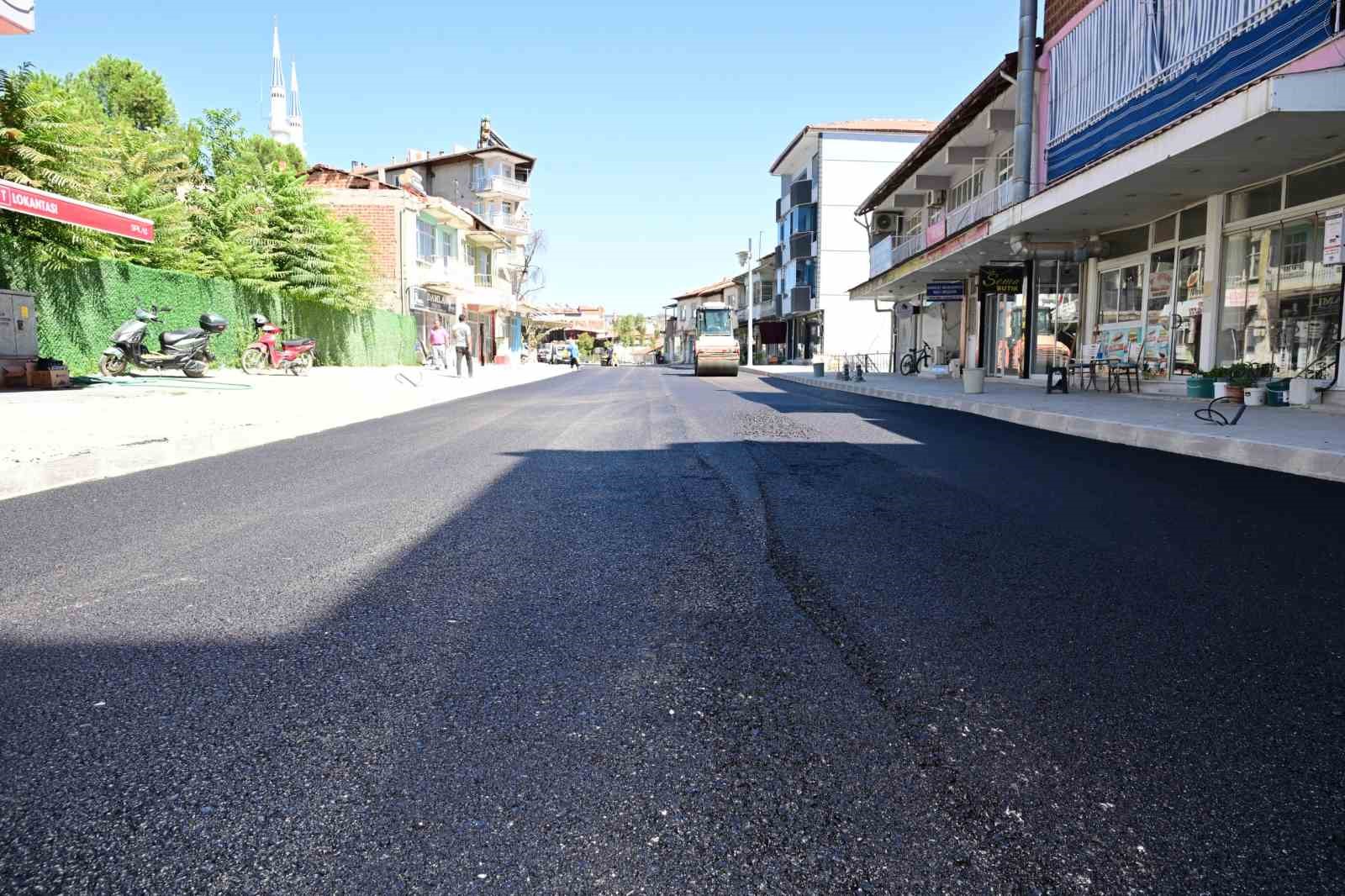 Selendi Atatürk Caddesi’nde yılların yol sorunu çözülüyor