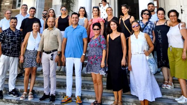 MUSTAFA BORAN DURGUN (ÖN SIRADA, ORTADA, MAVİ TİŞÖRTLÜ)