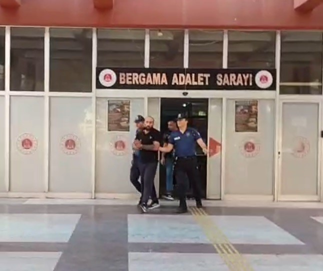 POLİS EKİPLERİNCE DÜZENLENEN UYUŞTURUCU OPERASYONUNDA BİN 128 ADET UYUŞTURUCU HAP ELE GEÇİRİLİRKEN, GÖZALTINA ALINAN 1 ŞÜPHELİ ÇIKARILDIĞI MAHKEMECE TUTUKLANDI.