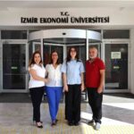 İZMİR EKONOMİ ÜNİVERSİTESİ (İEÜ) MEZUNU BERRA OKUDURLAR, ŞİİRE DÜNYA GENELİNDE DAHA FAZLA ÖNEM VERİLMESİ GEREKTİĞİNİ KONU ALAN İNGİLİZCE MAKALESİYLE AVRUPA’NIN ZİRVESİNE ÇIKTI.