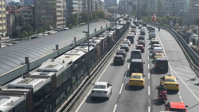 İSTANBUL MECİDİYEKÖY METROBÜS DURAĞI’NDA ARIZALANAN METROBÜS NEDENİYLE SEFERLERDE AKSAMA YAŞANDI. METROBÜS YOLUNDA DA ARAÇ YOĞUNLUĞU MEYDANA GELDİ.