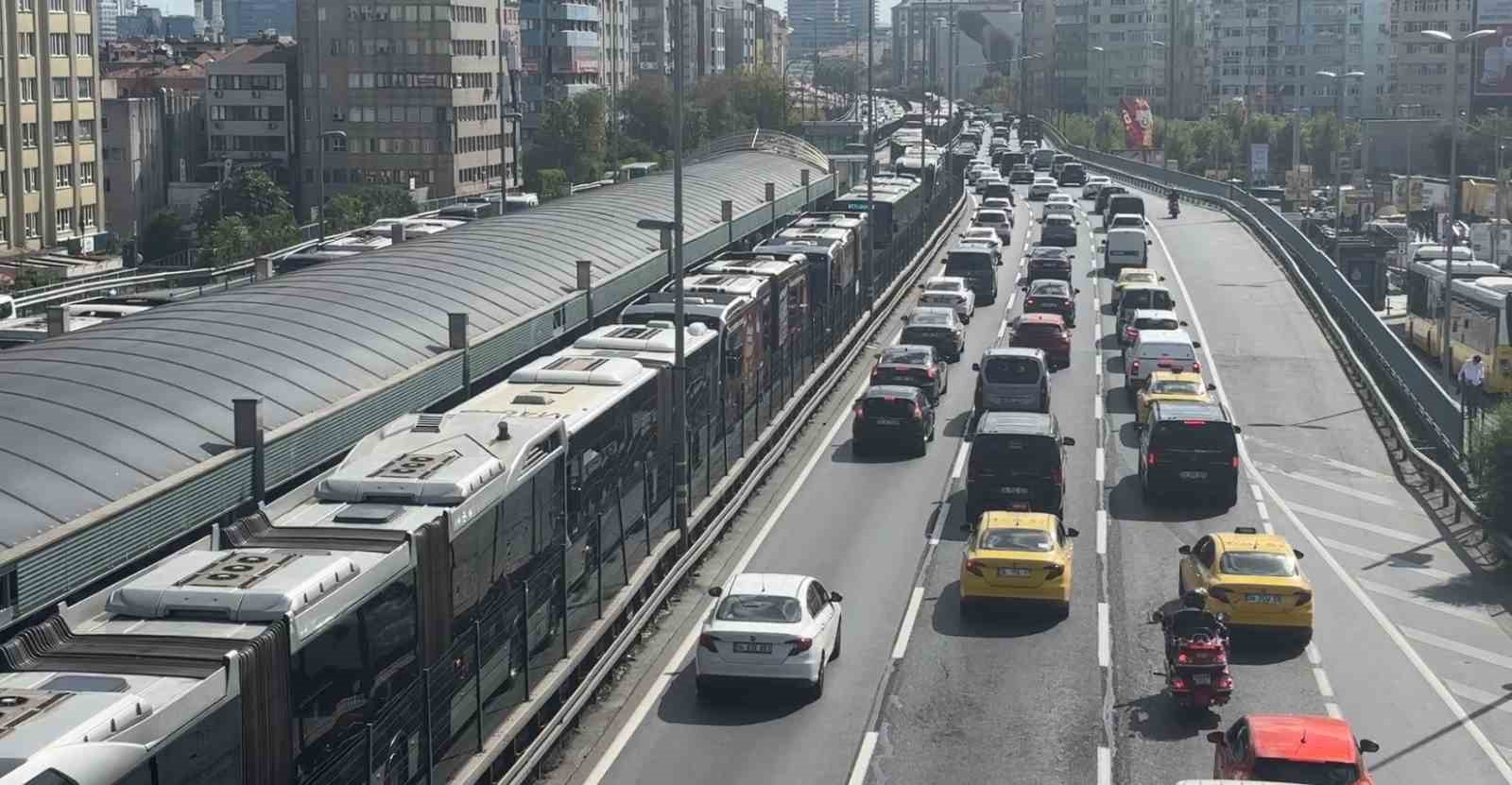 Mecidiyeköy’de arızalanan metrobüs yoğunluğa neden oldu