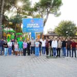 AYDIN’IN GERMENCİK İLÇESİNDE KANSER TEDAVİSİ GÖRDÜĞÜ SIRADA 27 YAŞINDA HAYATINI KAYBEDEN GÜLBEN KAYAKUŞ’UN ADI, GERMENCİK BELEDİYESİ TARAFINDAN YENİLENEN ÇOCUK OYUN PARKINA VERİLDİ. KAYAKUŞ’UN AİLESİ VE YAKINLARI, GENÇ YAŞTA KAYBETTİKLERİ GÜLBEN’İN HATIRASINI ÇOCUKLARIN NEŞESİYLE YAŞATMAYA DEVAM EDİYOR.