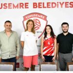 KADINLAR VOLEYBOL 2. LİG’DE YENİ SEZON HAZIRLIKLARINI SÜRDÜREN YUNUSEMRE BELEDİYESPOR, AKHİSARGÜCÜ’NÜN BAŞARILI LİBEROSU ZEYNEP NAZ ALBAYRAK’I KADROSUNA KATTI. SAVUNMA HATTINI GÜÇLENDİREN ALBAYRAK, DÜZENLENEN İMZA TÖRENİYLE KENDİSİNİ YUNUSEMRE BELEDİYESPOR’A BAĞLAYAN SÖZLEŞMEYE İMZA ATTI.