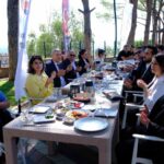 AYDIN’IN KUYUCAK İLÇESİNDE 19 EYLÜL GAZİLER GÜNÜ DOLAYISIYLA DÜZENLENEN PROGRAMDA GAZİLER VE AİLELERİ BİR ARAYA GELDİ. ÇELENK KOYMA TÖRENİNİN ARDINDAN DÜZENLENEN KAHVALTIDA GAZİLERLE SOHBET EDEN KUYUCAK BELEDİYE BAŞKANI UĞUR DOĞANCA, GÜNÜN ANLAM VE ÖNEMİNE İLİŞKİN MESAJLAR VERİRKEN GAZİLERE HEDİYE PLAKETLERİ TAKDİM ETTİ.
