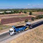 MANİSA BÜYÜKŞEHİR BELEDİYESİ, AHMETLİ İLÇESİNDE YOL YAPIM VE ASFALTLAMA ÇALIŞMALARINI SÜRDÜRÜYOR. BARBAROS MAHALLESİ SELANİK CADDESİ’NDE 1 KİLOMETRELİK YOLUN SICAK ASFALT SERİMİ TAMAMLANIRKEN, ATAKÖY MAHALLESİ’Nİ DEVLET HASTANESİ’NE BAĞLAYAN ÇEVRE YOLUNDA DA ASFALTLAMA ÇALIŞMALARINA BAŞLANDI.