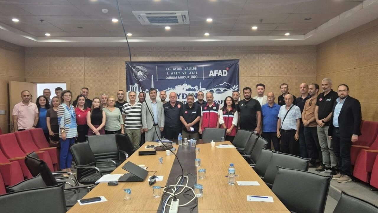 AYDIN'DA KURAKLIK, AŞIRI SICAKLAR, DOLU, ŞİDDETLİ YAĞIŞ VE FIRTINA GİBİ METEOROLOJİK AFETLERİN OLUŞTURDUĞU RİSKLER, İL AFET RİSK AZALTMA PLANI'NIN (İRAP) 2027-2031 DÖNEMİ HAZIRLIKLARI KAPSAMINDA DÜZENLENEN ÇALIŞTAYDA ELE ALINDI.